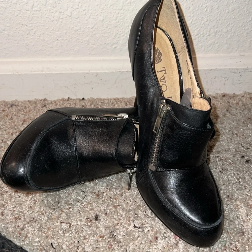 Two Lips Women’s Black Leather 2 Zip Closure 4” Heel Stilettos Size 7.5